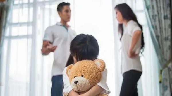 Nghĩa vụ, quyền của cha, mẹ không trực tiếp nuôi con sau ly hôn | Sống và làm việc theo pháp luật | 24/11/2025